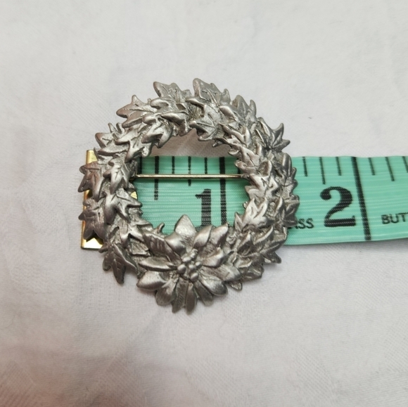 Vintage pewter Christmas wreath brooch - Picture 4 of 5